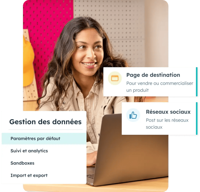 Femme devant son PC gérant le contenu, les réseaux sociaux et les données