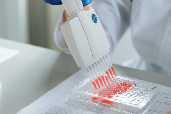 scientifique entrain d'utiliser du matériel de laboratoire