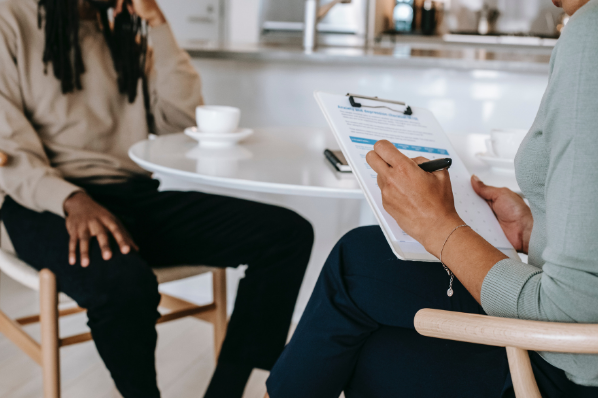 Entretien entre deux personnes en cours