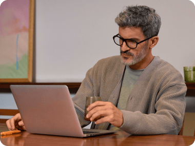 homme sur ordinateur portable