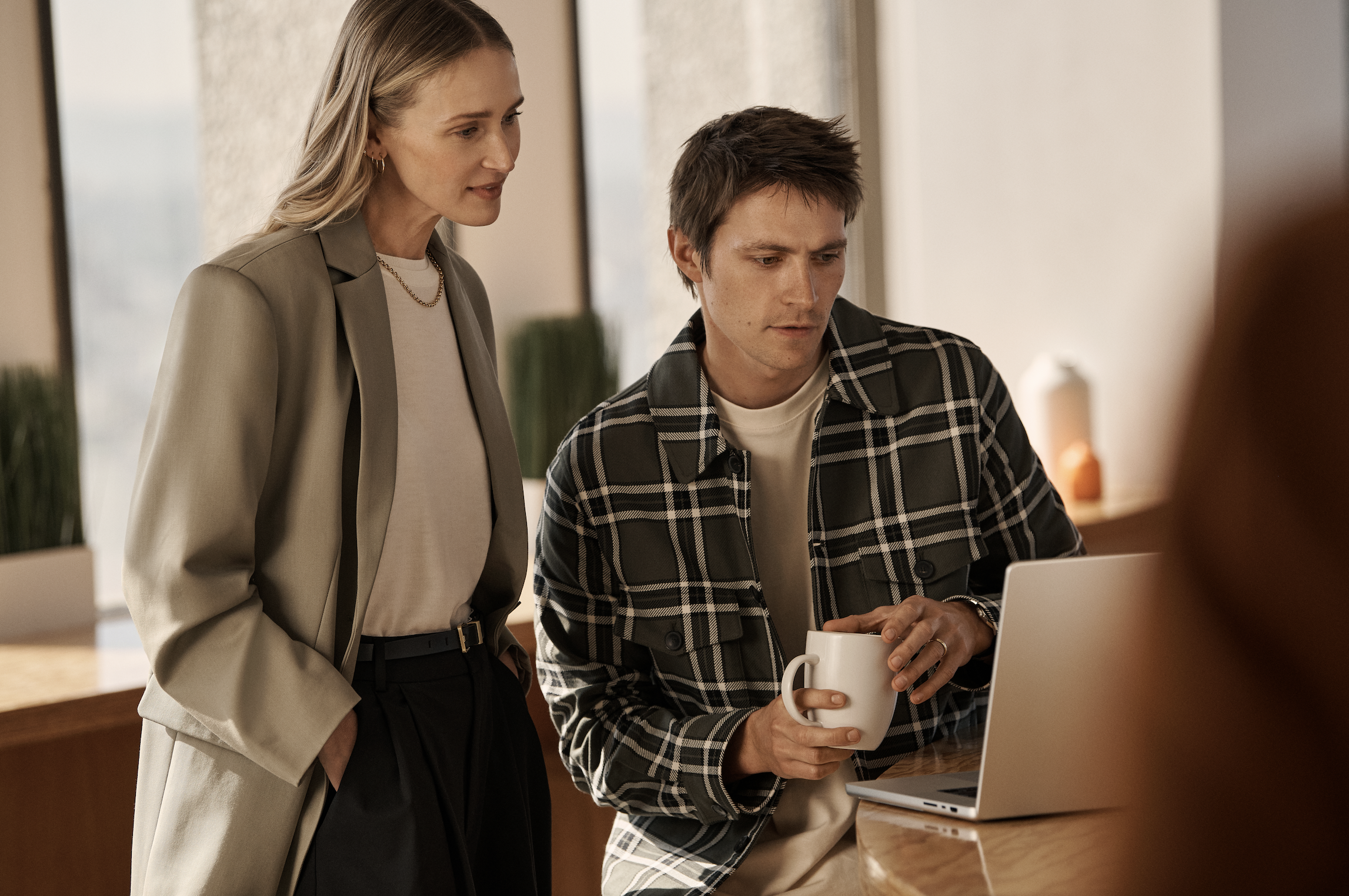 femme et homme regardant un ordinateur