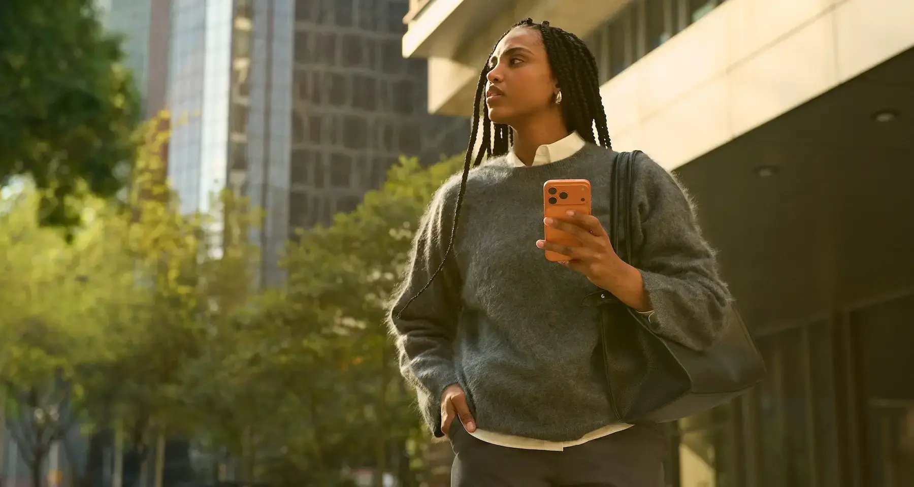 Femme utilisant un smartphone dans un environnement urbain