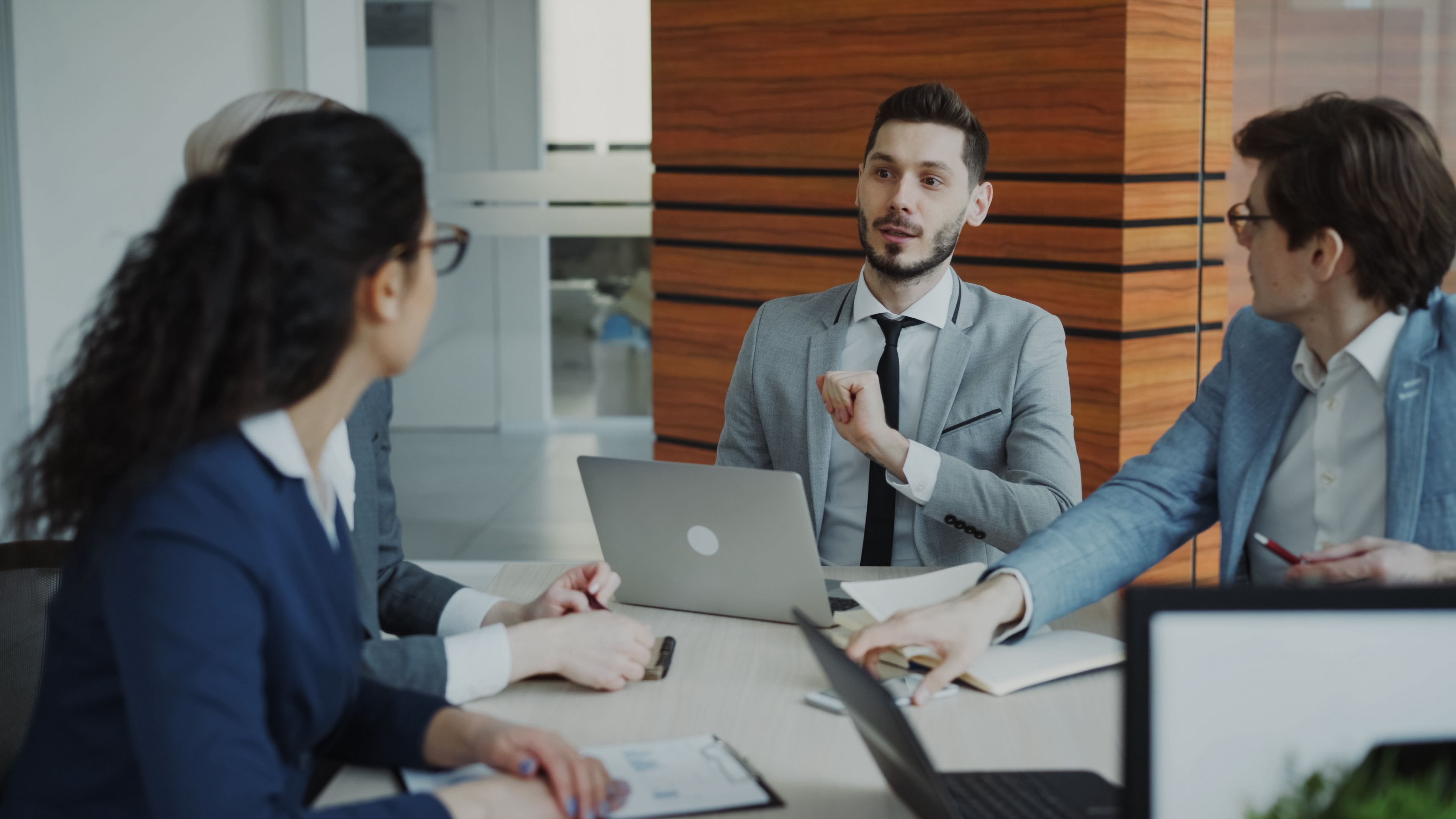 Manager faisant du reporting multi-marques