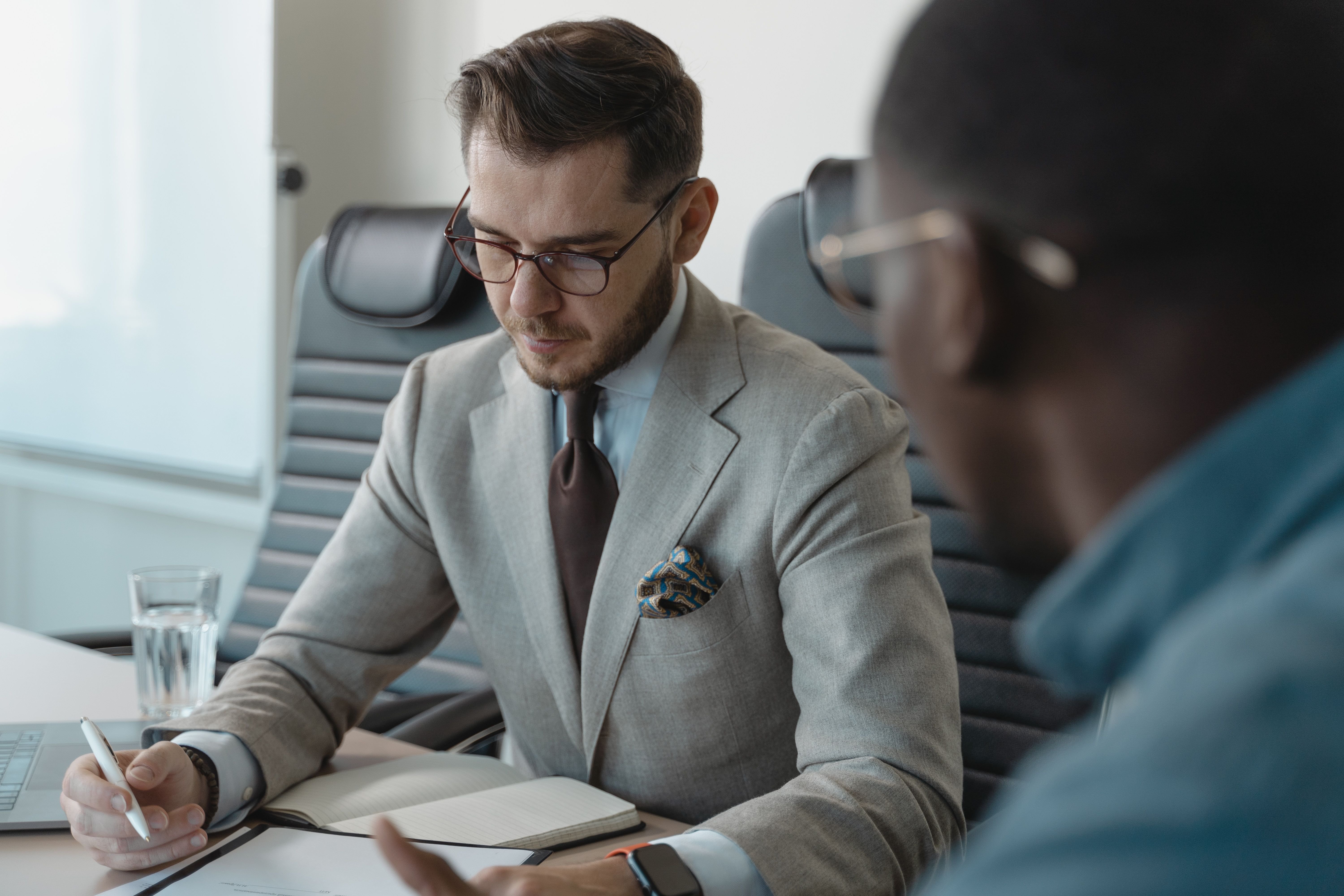 Managers en train de gérer l'Alignement ERP et Marketing
