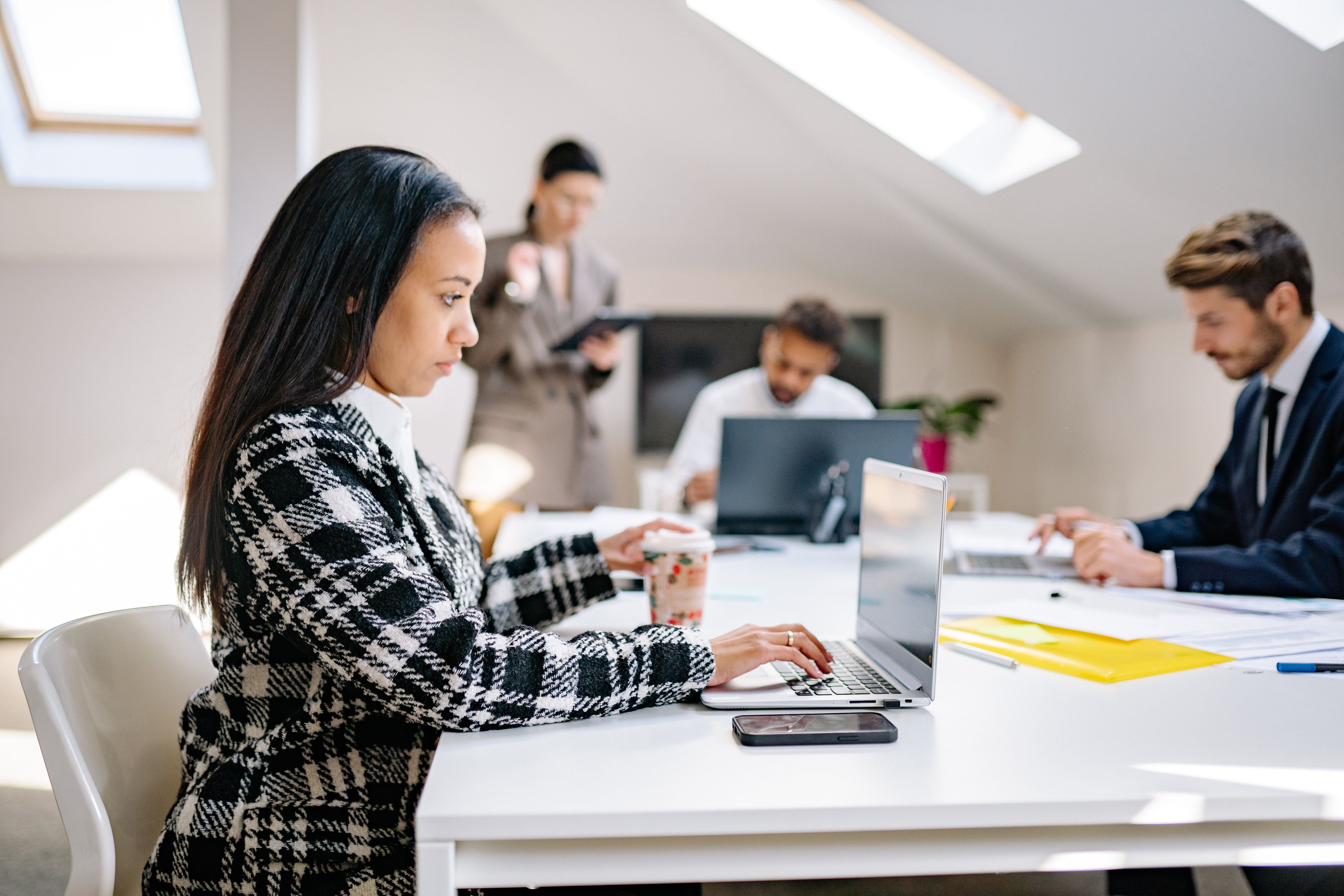 Manager déployant des contenus personnalisés à l'international