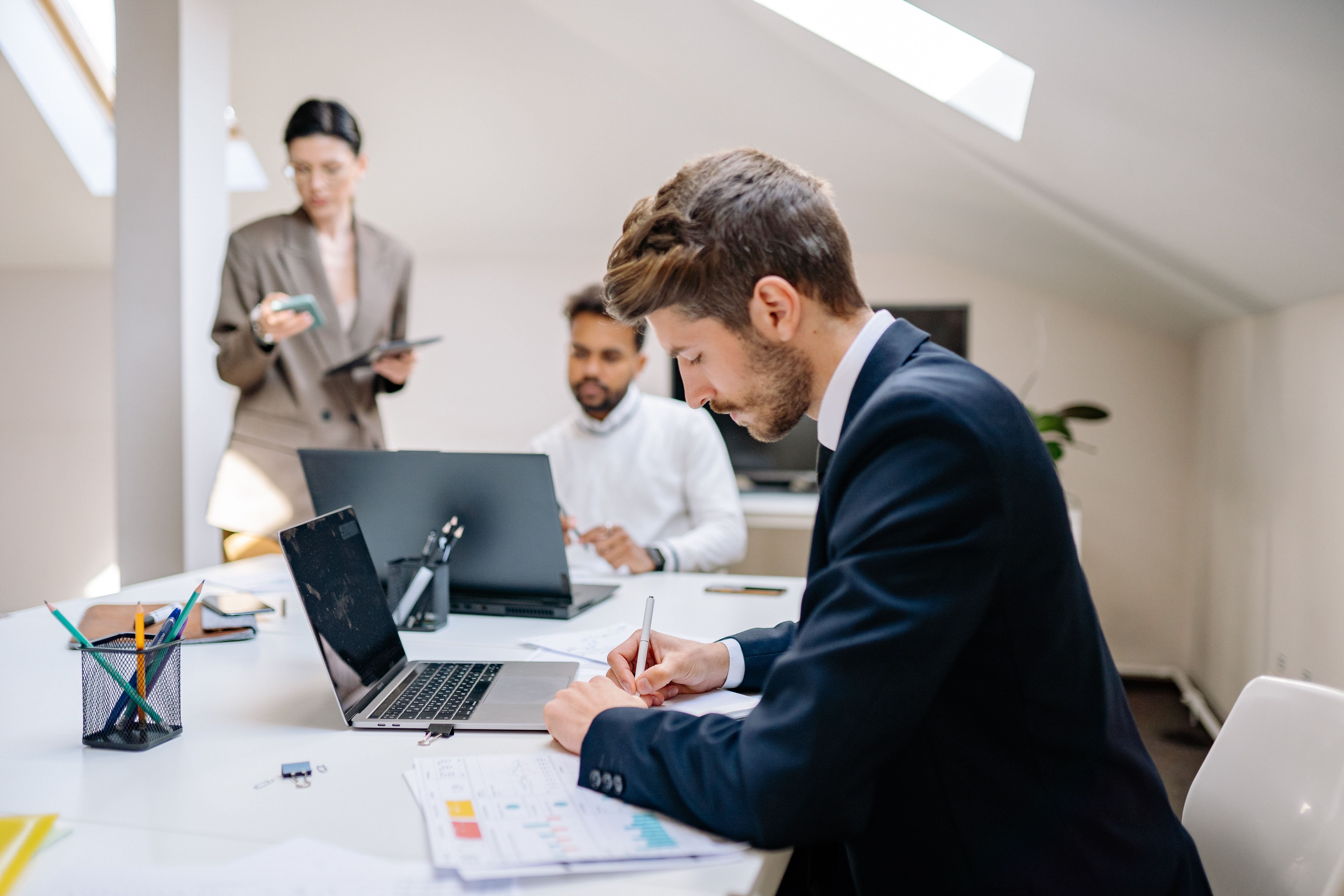 Manager cherchant un signal produit