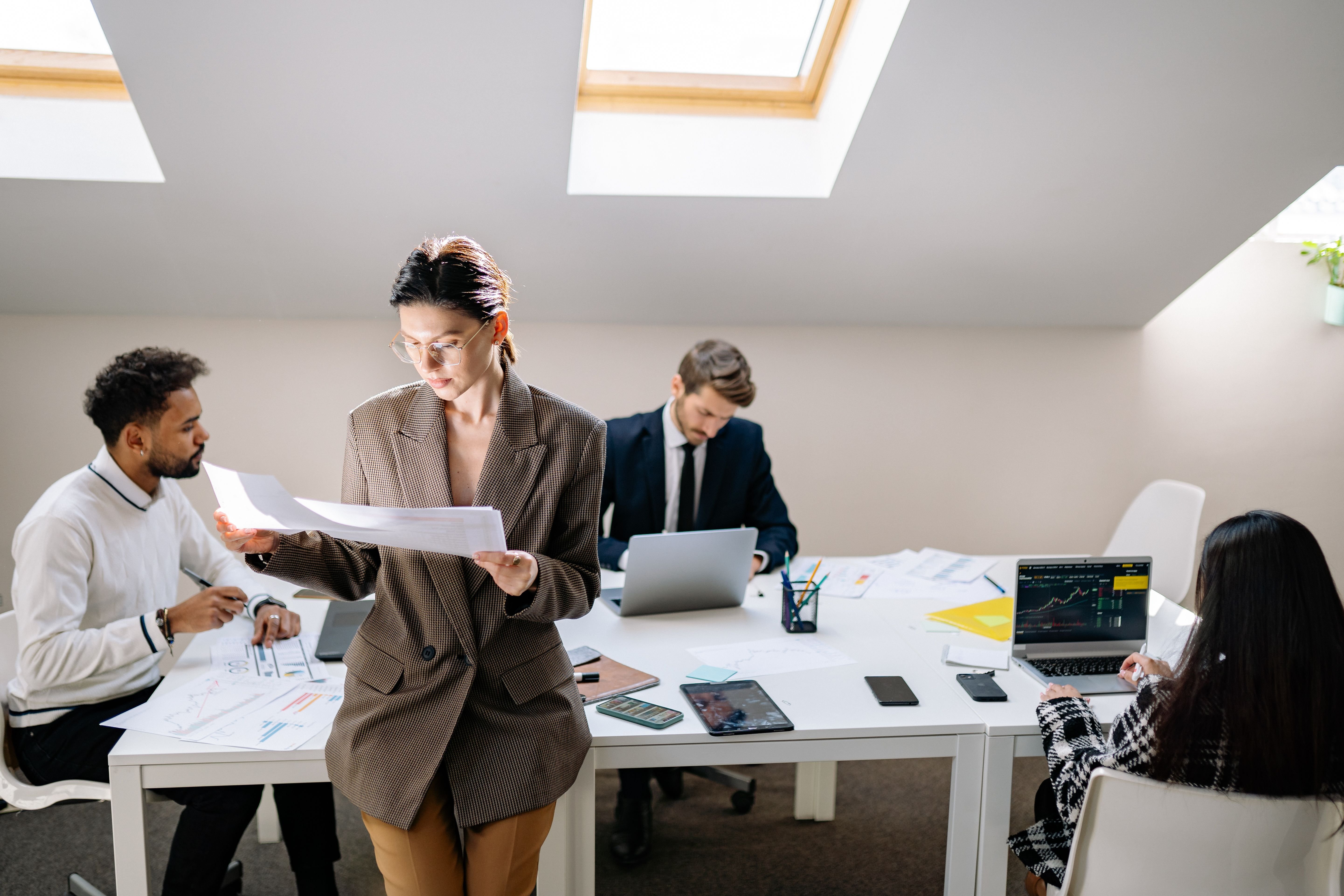 Managers en train de gérer la gouvernance des accès marketing
